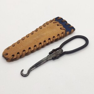 Gancio antico per bottoni pieghevoli vintage in custodia in pelle