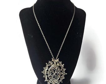collier vintage avec pendentif croix fleuri religieux hollywoodien