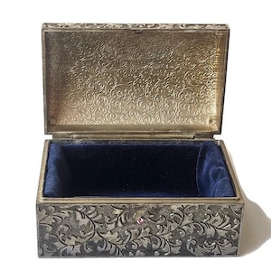 Könnte beinhalten: Eine weiße Keramik-Tasse mit schwarzem Henkel und dem Text "But First, Coffee" in handschriftlichem Stil. Die Tasse steht auf einer weißen Oberfläche. Die Tasse ist 10 cm hoch.