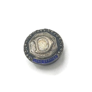 Broche de larga duración con insignia de plata de ley con iniciales "D"