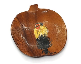 Plato de baratijas de teca tallada de Byways, hecho a mano: diseño vintage de pájaro y manzana