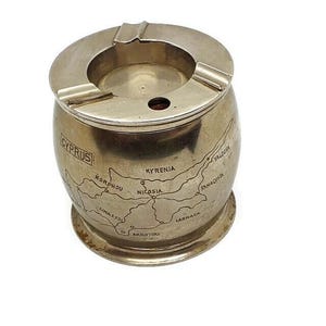 Souvenir d'epoca Cipro posacenere pesante e distributore di sigarette rotante. Fermacarte per ufficio e decorazione da scrivania in stile tabacchiera