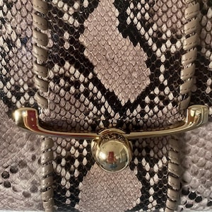 Stuart Weitzman Axelväska/Clutch med orm-/pytonmönstrat tryck bild 11