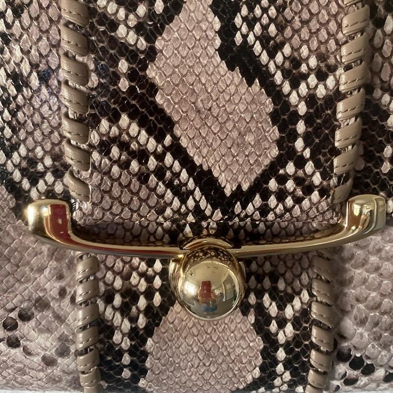 Stuart Weitzman Axelväska/Clutch med orm-/pytonmönstrat tryck bild 11