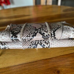 Stuart Weitzman Axelväska/Clutch med orm-/pytonmönstrat tryck bild 4