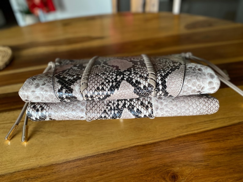 Stuart Weitzman Axelväska/Clutch med orm-/pytonmönstrat tryck bild 4