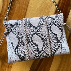 Stuart Weitzman Axelväska/Clutch med orm-/pytonmönstrat tryck bild 3