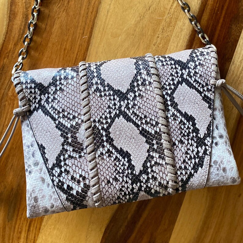 Stuart Weitzman Axelväska/Clutch med orm-/pytonmönstrat tryck bild 3