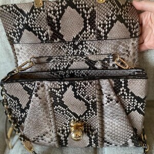 Stuart Weitzman Axelväska/Clutch med orm-/pytonmönstrat tryck bild 7