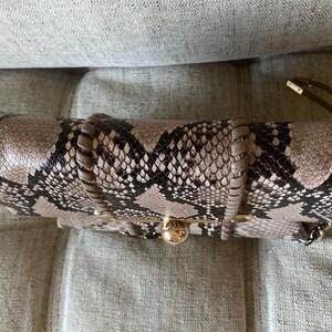 Stuart Weitzman Axelväska/Clutch med orm-/pytonmönstrat tryck bild 5