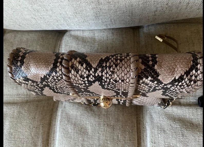 Stuart Weitzman Axelväska/Clutch med orm-/pytonmönstrat tryck bild 5