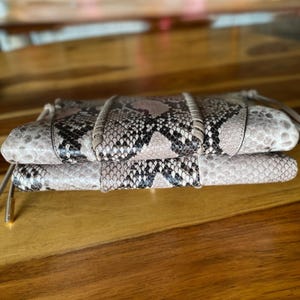 Stuart Weitzman Axelväska/Clutch med orm-/pytonmönstrat tryck bild 15