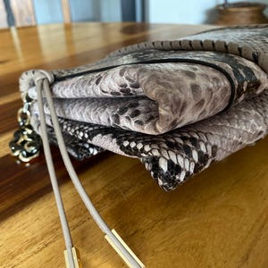 Stuart Weitzman Axelväska/Clutch med orm-/pytonmönstrat tryck bild 12