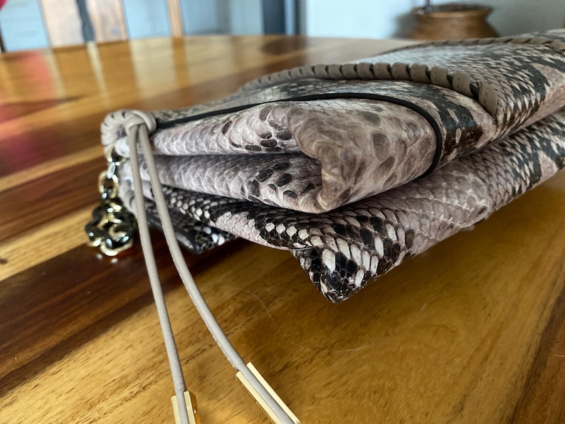 Stuart Weitzman Axelväska/Clutch med orm-/pytonmönstrat tryck bild 12