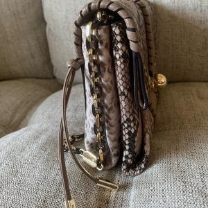 Stuart Weitzman Axelväska/Clutch med orm-/pytonmönstrat tryck bild 6