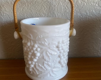 Kosz/wazon/doniczka na winogrona z antycznego szkła Imperial Milk Glass z wiklinowym uchwytem