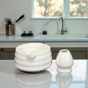 Weiße Matcha Schalen Set, handgefertigte Keramik Chawan mit Bambus Schneebesen, Geschenk für eine Japanische Teezeremonie