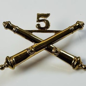 Insignia de cuello vintage del 5.º Regimiento de Artillería de Campaña del Ejército de EE. UU. de la Segunda Guerra Mundial – Meyer