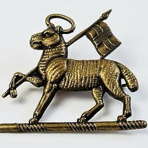 WW2 Era British Army Queens West Surrey Regiment Brass Cap Badge Lamb Flag