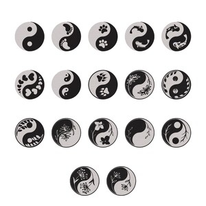 Könnte beinhalten: Eine Sammlung von Yin- und Yang-Symbolen mit verschiedenen Designs. Einige Symbole zeigen Pfotenabdrücke, Fußabdrücke, Blumen und Kois. Die Symbole sind schwarz und weiß mit einem strukturierten Hintergrund.