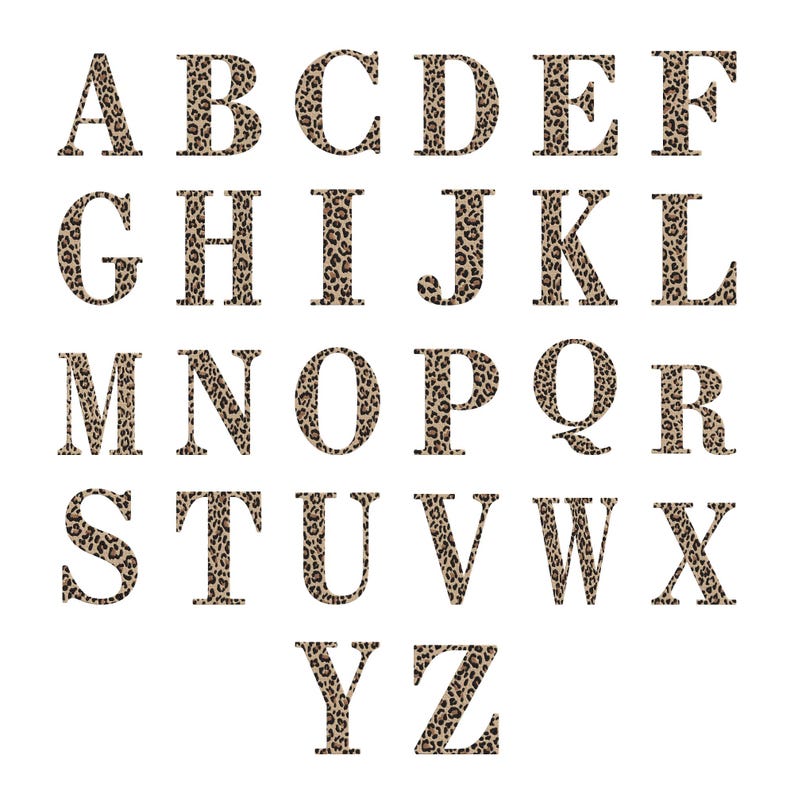 Pode incluir: Um alfabeto completo de letras mai&uacute;sculas, cada uma com um padr&atilde;o de estampa de leopardo. As letras, em fonte serif, est&atilde;o dispostas em linhas e colunas sobre um fundo branco. A estampa de leopardo &eacute; uma mistura de castanho e bege.