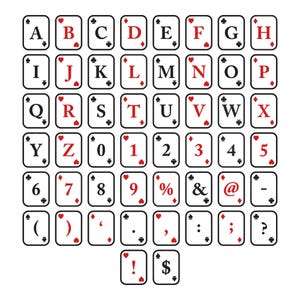 以下が含まれることがあります： アルファベット、数字、記号が描かれたトランプのデザイン。各カードは白い背景に黒い縁とスート、赤い文字または数字が描かれています。カードはグリッド状に配置されています。