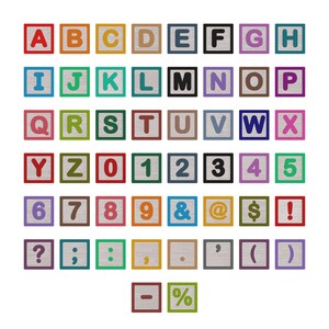 以下が含まれることがあります： AからZまでのアルファベット、0から9までの数字、および&、@、$、!、?、;、:、,、.、'、(、)、-、%を含む様々な句読点が描かれた正方形のブロックのコレクション。各ブロックの前面はライトグレーのテクスチャ加工が施されています。