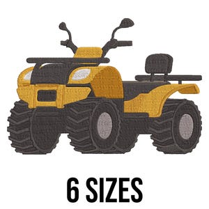 Op de afbeelding: Geborduurd ontwerp van een geel en zwarte quad, met grote banden en een stuur. De afbeelding bevat de tekst "6 MATEN" in vette, zwarte letters, die de beschikbare maatopties voor het ontwerp aangeeft.