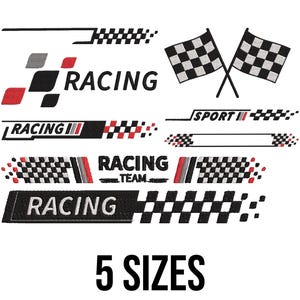 Puede incluir: Un conjunto de calcomanías con temática de carreras en varios tamaños. Los diseños incluyen banderas a cuadros, rayas de carreras y la palabra "RACING". Las calcomanías son negras, blancas, rojas y grises. También se muestra el texto "5 SIZES".