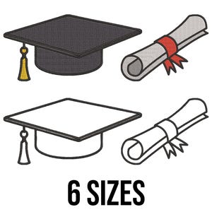 Könnte beinhalten: Zwei Abschlusskappen, eine schwarze mit goldener Quaste und eine schwarz umrandete. Zwei Diplomrollen, eine graue mit rotem Band und eine schwarz umrandete. Der Text "6 SIZES" wird in Schwarz angezeigt.