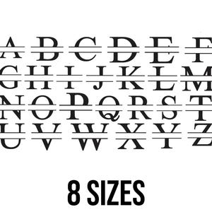 Puede incluir: Alfabeto en blanco y negro con una línea horizontal en el centro de cada letra. El texto "8 SIZES" se muestra debajo del alfabeto.