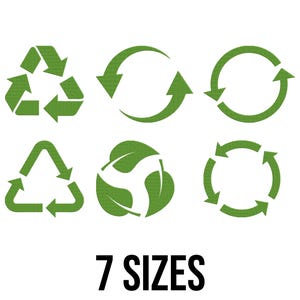 Puede incluir: Símbolos de reciclaje verdes en varios diseños, incluyendo triángulos y flechas circulares, sobre un fondo blanco. El texto "7 SIZES" debajo indica diferentes opciones de tamaño para los diseños.