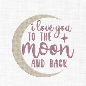 以下が含まれることがあります： ピンクの文字で「i love you to the moon and back」と書かれたベージュの三日月。
