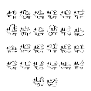 Puede incluir: Una colección de veintiséis monogramas de letras negras de la A a la Z, cada uno con un diseño dividido por una línea horizontal. Cada letra está decorada con un pequeño pino, varios copos de nieve y un adorno circular colgante.