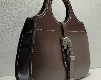 Bolso de mano de piel maciza.