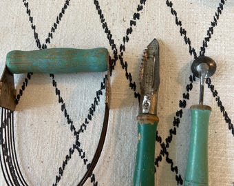 Lot de trois ustensiles de cuisine vintage avec manche bleu verdâtre