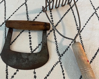 Lot de deux ustensiles de cuisine vintage.  hachoir et presse-purée