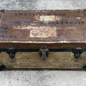 1947 Vintage Foot Locker Trunk WWII Era Authentic WITH TRAY FOR DISPLAY  RESTORE