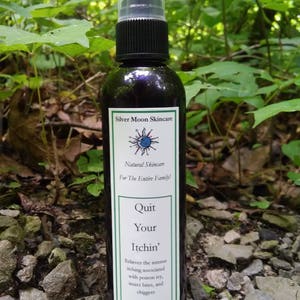 Puede incluir: Una botella de 118 ml de producto natural para el cuidado de la piel etiquetada como "Quit Your Itchin'" con una etiqueta verde y blanca. El producto está diseñado para aliviar la picazón asociada con la hiedra venenosa, las picaduras de insectos y los ácaros.