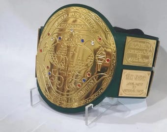 Può includere: Una cintura da campionato di wrestling di colore oro e verde con le parole "World Wrestling Federation" e "Championship" sul davanti. La cintura ha più placche con le parole "The Great One" e "Jesse "The Body" Ventura" su di esse.