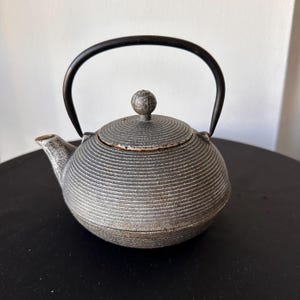 Vintage Cast Iron Japanese Teapot – Ribbed Gray Tetsubin Style with Handle