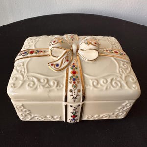 Vintage Lenox Musical Gift Box Porcelain Trinket Box with Bow & Gold Trim