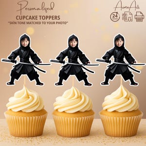 以下が含まれることがあります： 剣を持った忍者に扮した子供が描かれた、カップケーキの飾り3つ。飾り部分は白い厚紙に印刷されており、カップケーキに飾る準備ができています。