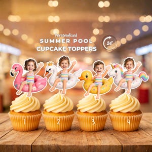 Può includere: Quattro cupcake con decorazioni personalizzate a tema piscina estiva, raffiguranti un bambino con costume da bagno arcobaleno su salvagenti gonfiabili a forma di fenicottero rosa, cigno bianco, papera gialla e unicorno con coda arcobaleno.