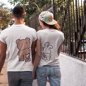 Koszulka z grafiką Whimsical Bear, swobodna koszulka unisex, pasująca koszulka dla pary, zabawna odzież uliczna, prezent dla miłośników zwierząt, uroczy strój na lato