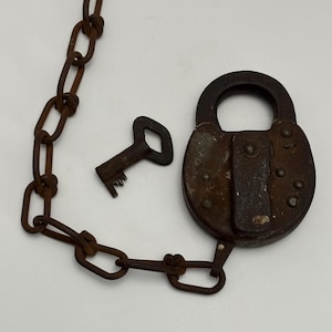 Puede incluir: Una taza de cerámica blanca con asa negra y el texto "But First, Coffee" en estilo manuscrito. La taza probablemente tiene una capacidad de unos 350 ml, ideal para una bebida matutina.