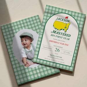 Könnte beinhalten: Zwei grüne karierte Einladungen. Eine zeigt ein Foto eines Babys mit Mütze und Fliege. Die andere hat den Text: "Jackson Mastered His First Year Birthday Par-Tee" mit Datum, Uhrzeit und Ort.