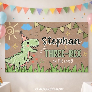 Puede incluir: Una pancarta marrón con un dinosaurio de dibujos animados con un gorro de fiesta, el texto "Stephan THREE-REX ON THE LOOSE!" y banderines de colores. La pancarta tiene un estilo dibujado a mano con un sol, nubes y hierba.