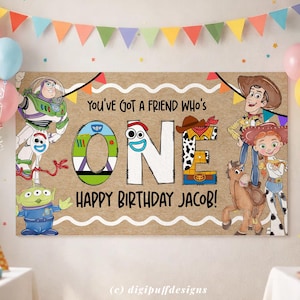 Könnte beinhalten: Ein Geburtstagsbanner mit Toy Story-Figuren. Auf dem Banner steht "YOU'VE GOT A FRIEND WHO'S ONE HAPPY BIRTHDAY JACOB!" mit Illustrationen von Buzz Lightyear, Woody und anderen Figuren. Bunte Wimpel zieren den oberen Rand.