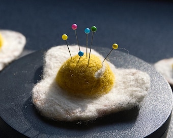 Puntaspilli in feltro a forma di uovo fritto – Cuscino per unghie fatto a mano per cucito e sarte